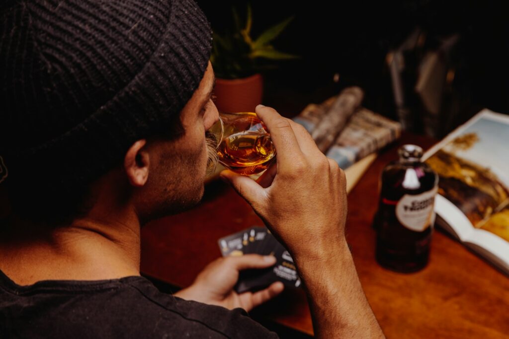 Muž pijící brazilský rum