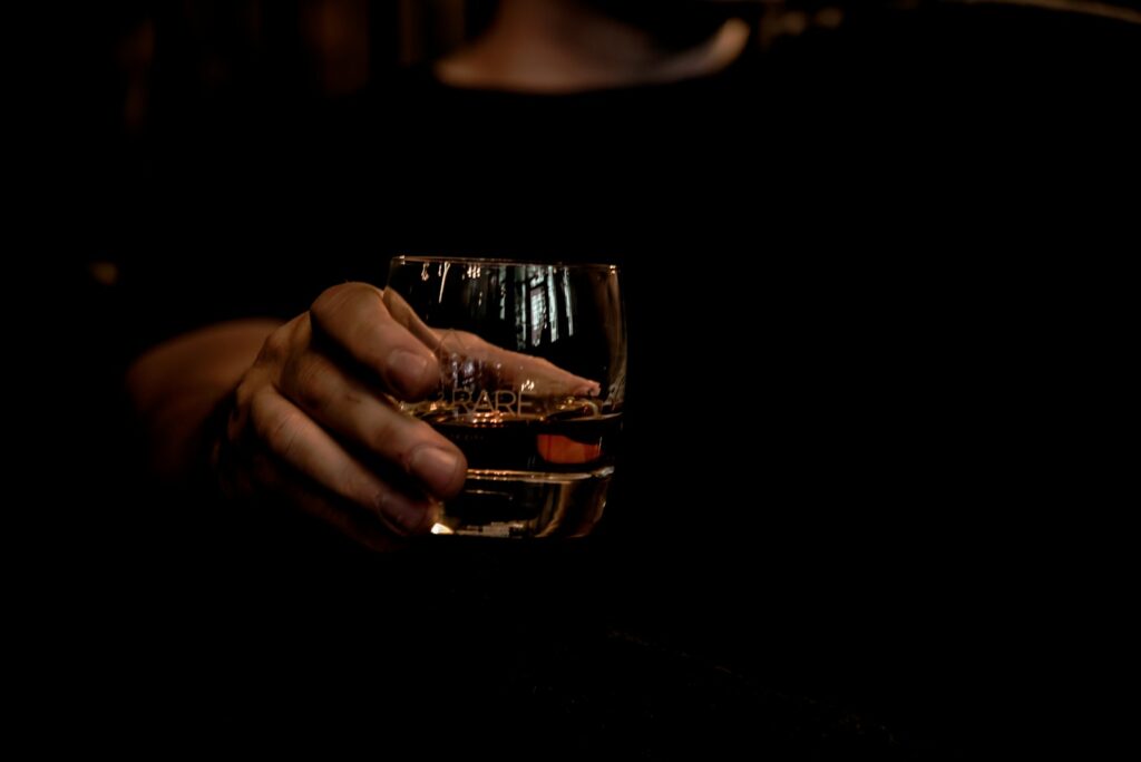 Kouřové whisky ve sklednici